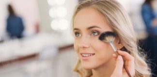 How To Use The Fan Brush For Face Makeup