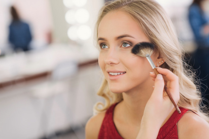 How To Use The Fan Brush For Face Makeup