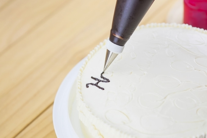 How To Write On A Cake Easily With Chocolate