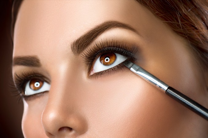 How To Put An Eyeliner With An Angled Brush