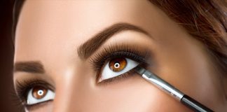 How To Put An Eyeliner With An Angled Brush